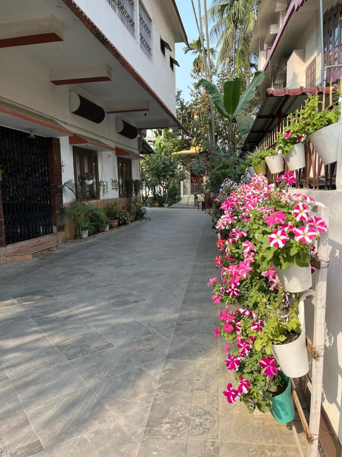 Amazing Homestay Гувахати Экстерьер фото